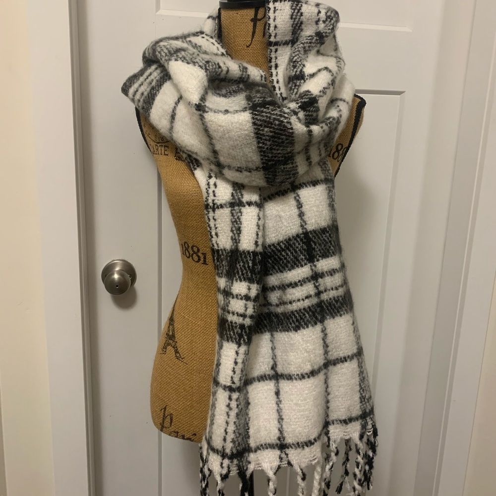 Noelle Thick Winter Blanket Scarf 🧣 B&W Plaid - Picture 1 of 8